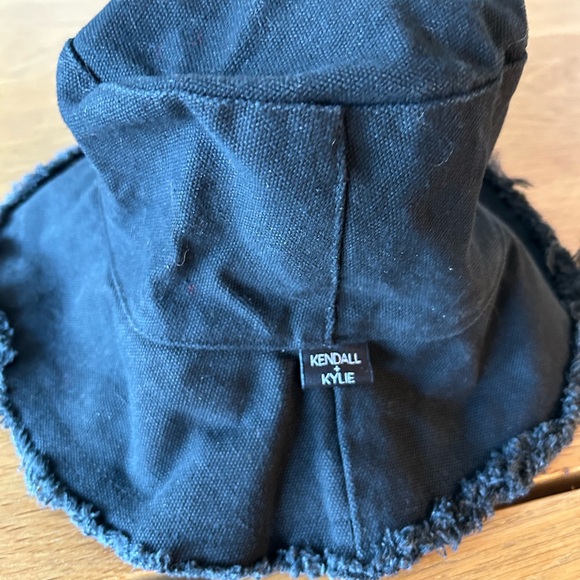 Kendall & Kylie Frayed brim bucket hat black denim - Picture 4 of 5